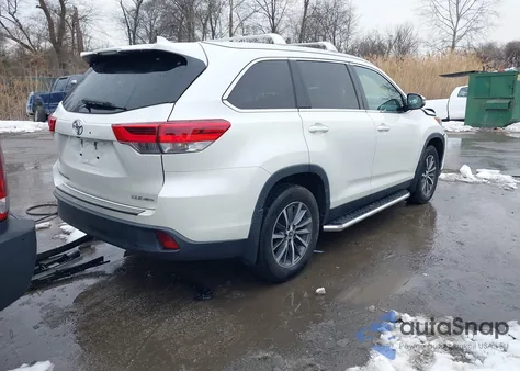 2019 Toyota Highlander Xle z USA, uszkodzony, nr VIN 5TDJZRFH6KS627247
